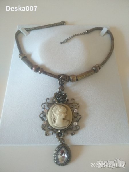 Колие с кристали и Мадона , снимка 1