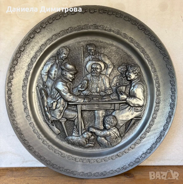 Масивна калаена чиния за окачване с картоиграчи в кръчма, снимка 1