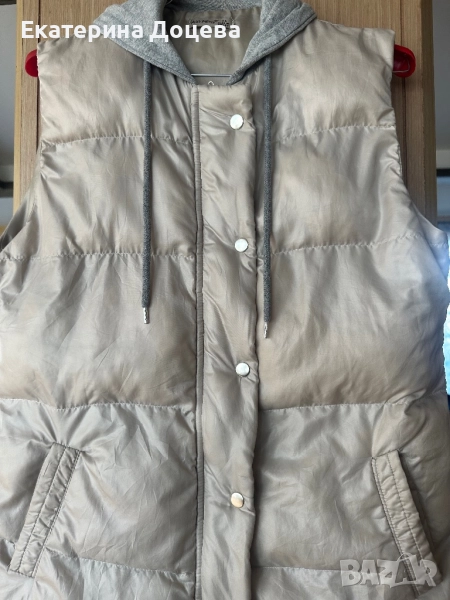 Бежов елек със сива качулка, снимка 1