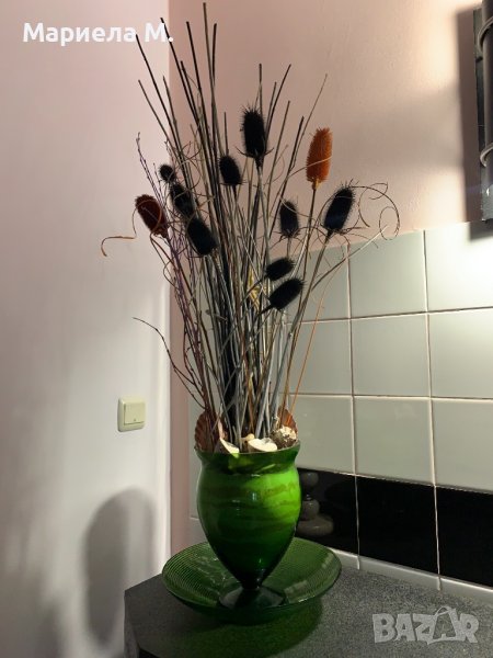 Стъклена голяма ваза с купа и растителност, снимка 1