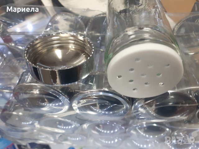 Сет за подправки с метална стойка , Amazon Basics Сет за подправки 18 канистерчета, снимка 11 - Аксесоари за кухня - 39281111