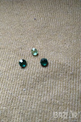Три синтетични изумрудчета