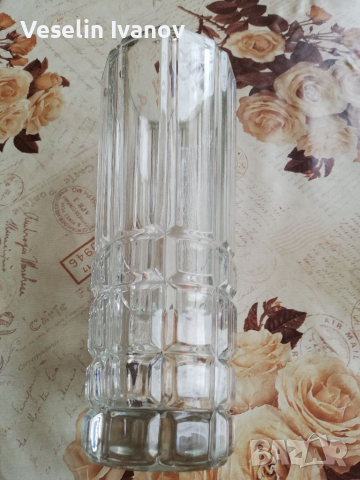 Стъклена стара ваза