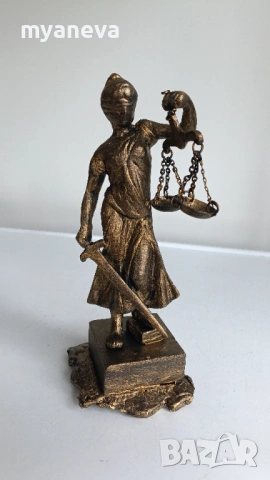 Темида (22 см), гръцката богиня на правосъдието и справедливостта.