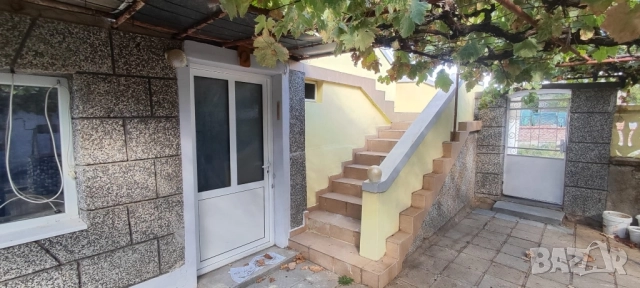 Хубава двуетажна къща с двор с. Маломир /22 км от Ямбол, снимка 3 - Къщи - 52071871