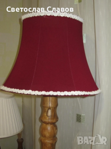 Висок лампион със стойка от стругован дъб и тъмно червена шапка - 2, снимка 2 - Лампиони - 52642180