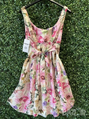 Къси ленени роклички с флорални мотиви 