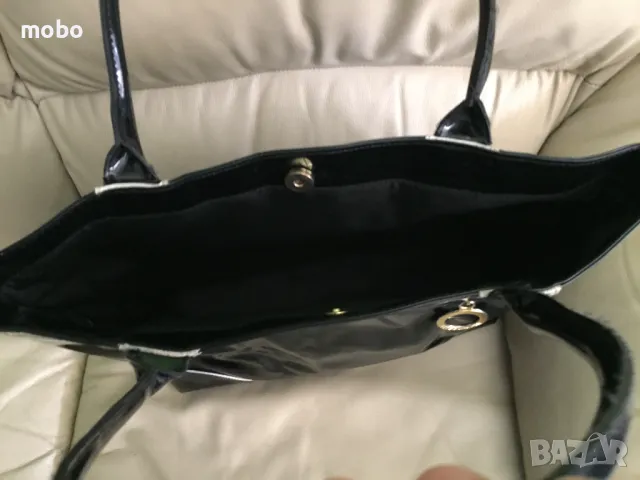 Дамска черна лачена чанта, марка ESTEE LAUDER ,едно отделение с вътрешен джоб, затваряне с магнитно , снимка 4 - Чанти - 49634259