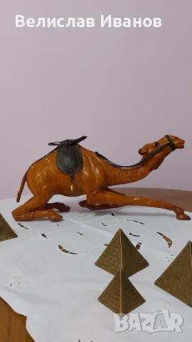 Винтидж колекционерска статуетка папие маше камила изработена с кожа.