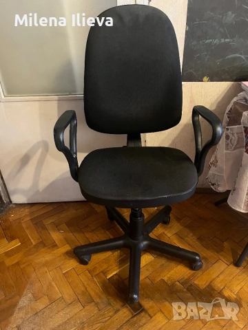 Офис стол с подлакътници – въртящ се, черен, много запазен