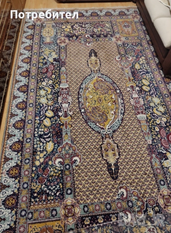 Персийски килим запазен