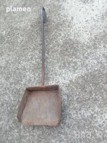 Стара желязна лопатка за огнище