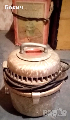 Запазена прахосмукачка "Уралец" със здрав платнен филтър, сделана в СССР, 1972