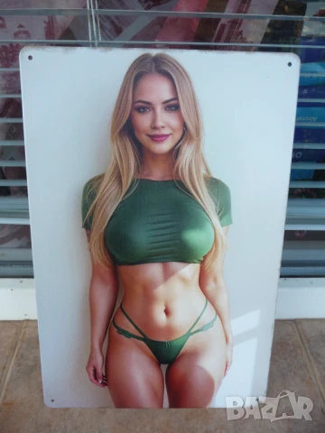 Метална табела еротика блондинка в зелено секси красива бельо изрязано