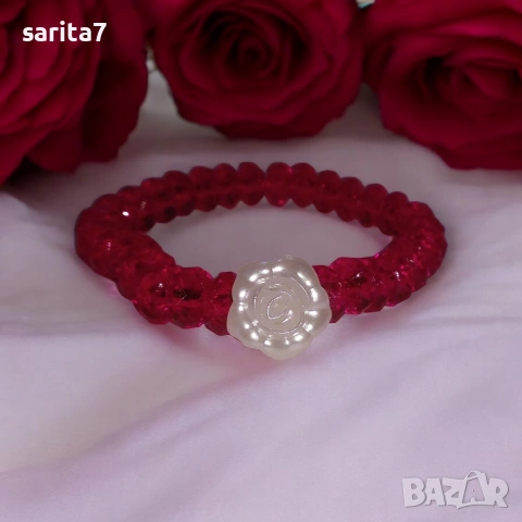 Фасетирана червена гривна мартеница с красива бяла перлена роза , снимка 2 - Гривни - 53179739