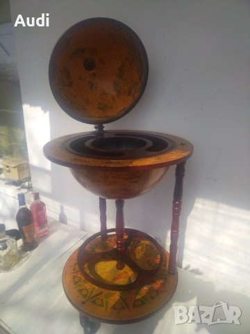 Глобус бар Tre Esse-Worlds, Worlds е подвижен глобус с място за бутилки и чаши за алкохол , снимка 2 - Антикварни и старинни предмети - 53832776