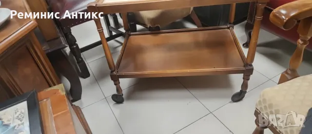 Маса за сервиране на колелца.