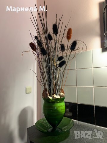 Стъклена голяма ваза с купа и растителност
