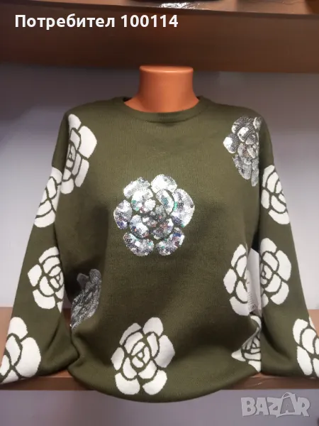 Блуза в приятен тютюневозелен цвят с бели и сребристи цветя с пайети , снимка 1