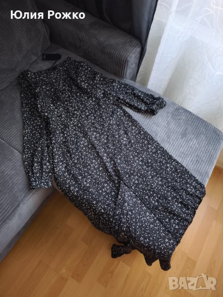 Роклята е дълга и има копчета., снимка 1