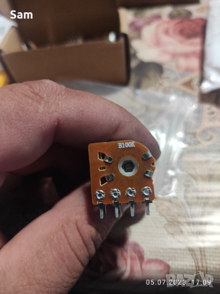 Потинциометър с средна точка, снимка 1