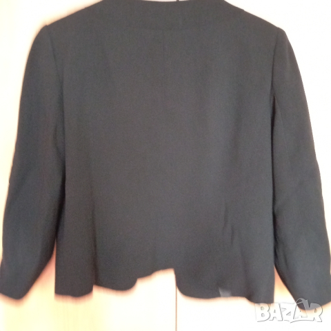 Късо сако с черни камъни, снимка 2 - Сака - 44601035