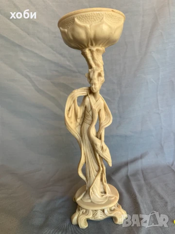 китайска гейша и щъркел - облегнати на стъбло на лотос 