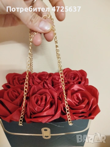 Търсиш нещо различно и нежно? 🌹 Сатенени рози в чантичка – стилен аксесоар и романтичен подарък., снимка 2 - Други стоки за дома - 53306318