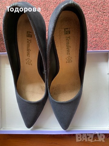 Тъмносини обувки с висок ток