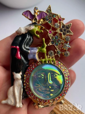 Винтидж брошка „Вещица и Луна“ – Баба Яга, котка, прилеп, звезди и кристали | Мистична бижутерия, снимка 2 - Колиета, медальони, синджири - 50757089