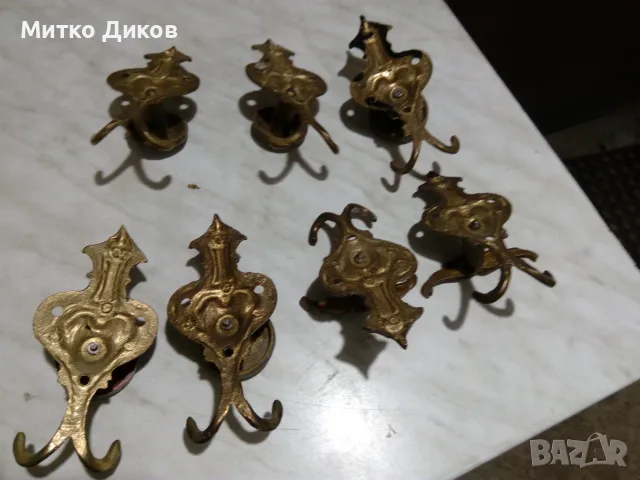 Старинна месингова с патина закачалка с двойна кука и релефна орнаментика като  нови 7 броя, снимка 7 - Антикварни и старинни предмети - 55994202
