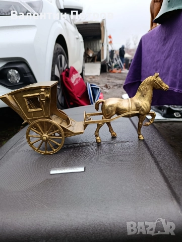 бронзова каляска с кон