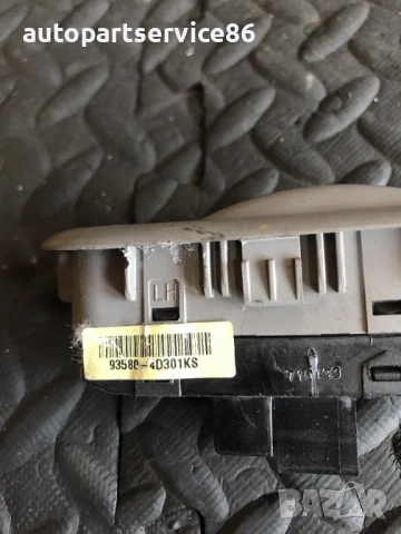 Бутон за плъзгащ се заден ляв прозорец за KIA Carnival (2007) 93580-4D301, снимка 2 - Части - 53191716