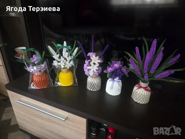 Декорация от цветя от мъхест тел