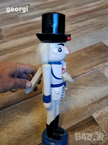 дървена фигура на хусар лешникотрошач   2/4, снимка 3 - Статуетки - 47777111