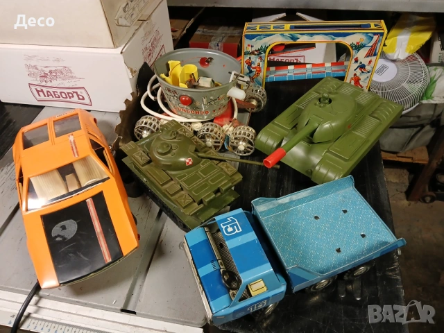 Стари играчки за части.