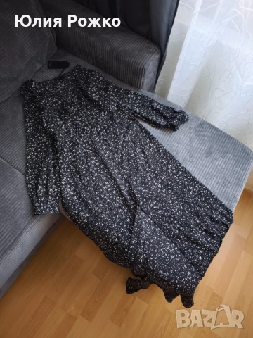 Роклята е дълга и има копчета.