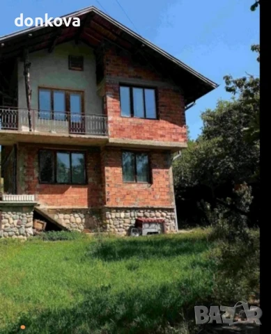 масивна двуетажна къща в с Филиповци община Трън 