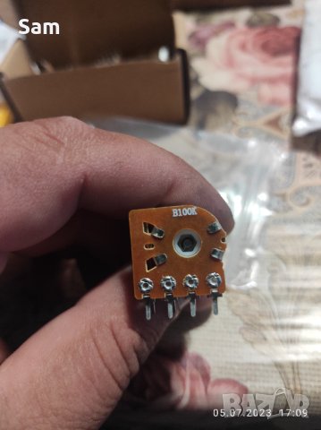 Потинциометър с средна точка