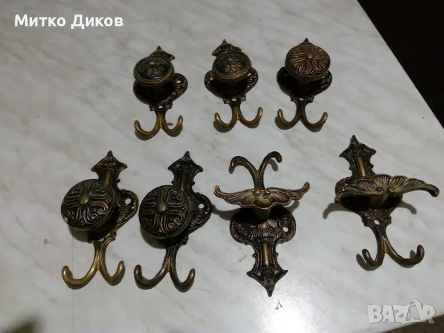 Старинна месингова с патина закачалка с двойна кука и релефна орнаментика като  нови 7 броя