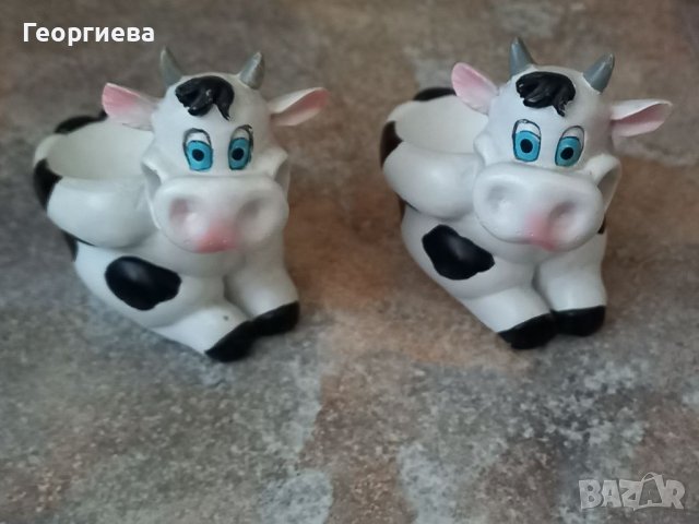 Две декоративни крави поставки за свещ