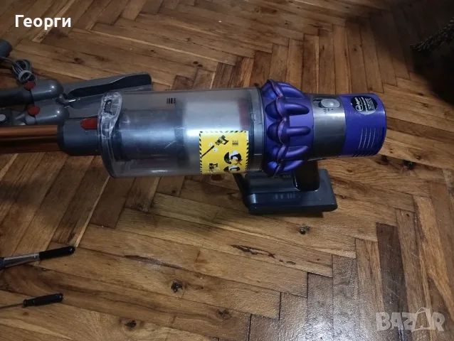 Отлична прахосмукачка Dyson V10 с добра батерия и аксесоари, снимка 2 - Прахосмукачки - 53357300