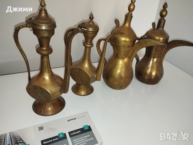 различни много стари ибрици