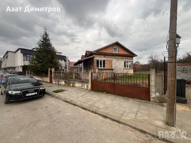 Къща с голям двор на центъра