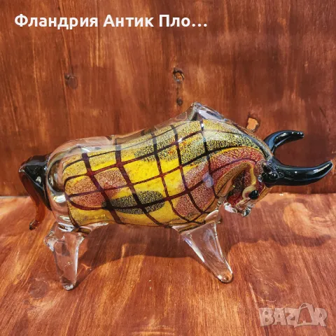 Стъклена фигура на бик от художествено стъкло