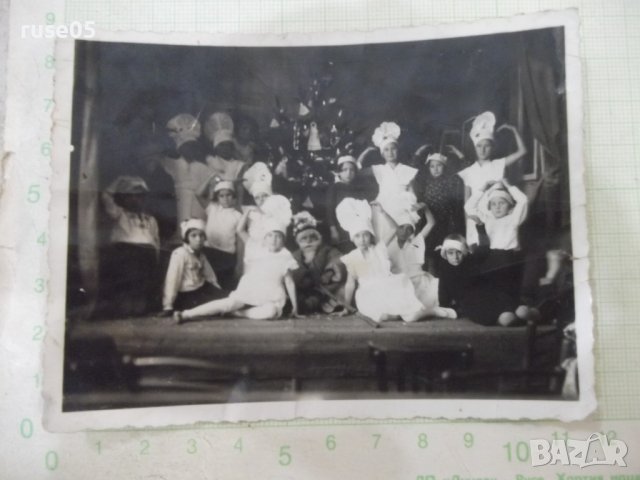 Снимка стара на детски снежинки пред елхата