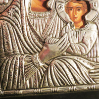 красива икона на богородица, Дева Мария с младенеца във византийски стил с метален обков, снимка 5 - Икони - 36117817