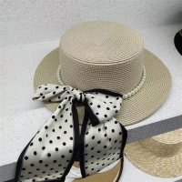 Елегнтна дамска сламена шапка в стилен дизайн с перли и пандела на точки, снимка 2 - Шапки - 44424345