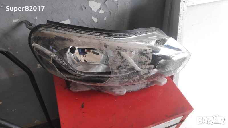 Продавам - оригинален десен фар за Toyota ProAce 2019 г. със счупено стъкло , снимка 1