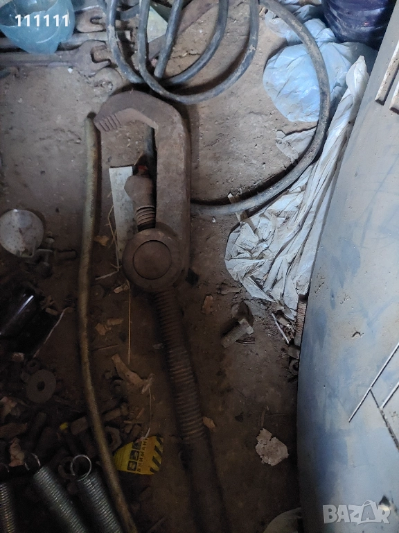 Голям и масивен ключ за тръби и гайка , снимка 1